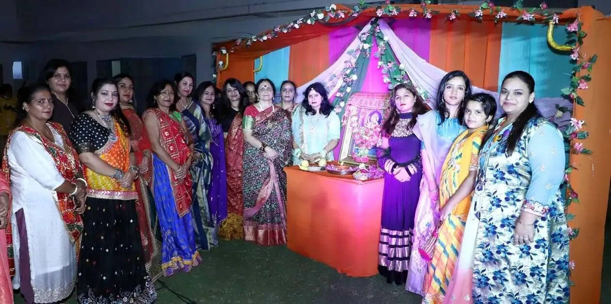 हिसार : गुरु जम्भेश्वर विश्वविद्यालय के कस्तूरबा भवन में सजी डांडिया नाइट, 1800 छात्राओं ने लिया भाग