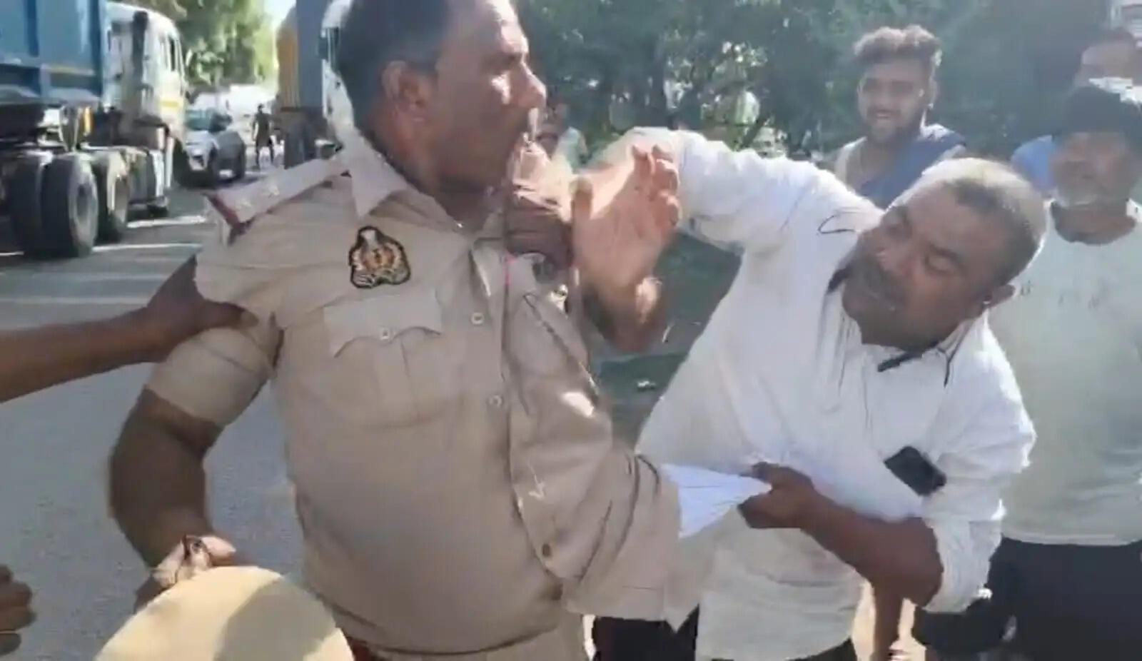 हमीरपुर : डंपर चालक के रुपये चोरी करने में उपनिरीक्षक की पिटाई, मुकदमा दर्ज