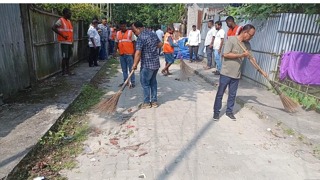 फकीराग्राम नगरपालिका के तत्वावधान में श्रमदान अभियान आयोजित