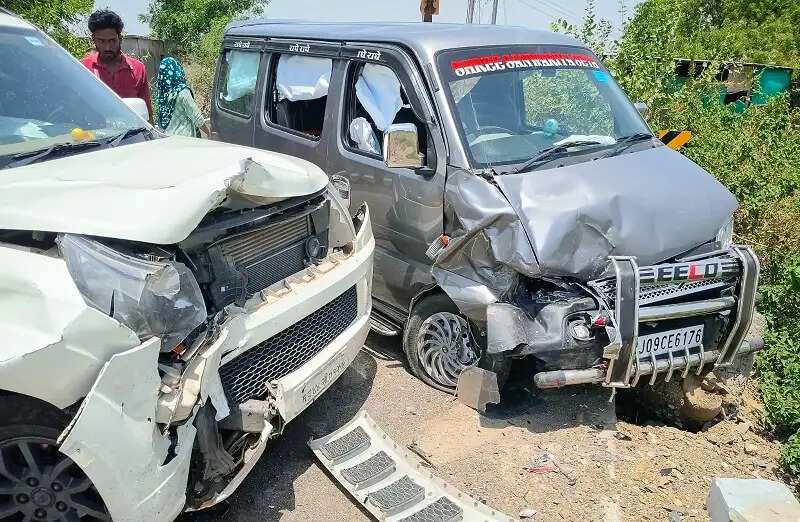 नीमचः डायल-112 के जवानों ने कारों की टक्कर में घायल 3 लोगों को त्वरित सहायता पहुंचाकर अस्पताल में कराया भर्ती