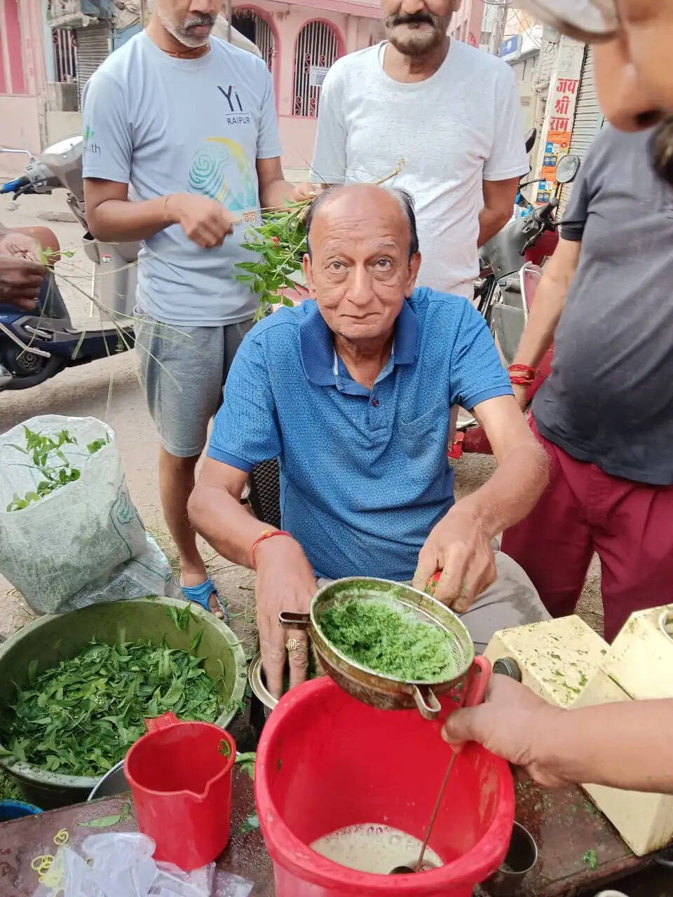 नवरात्रि के नौ दिनों में सालभर की सेहत का ‘टॉनिक’, पप्पू भाई पिलाते हैं नीम का रस