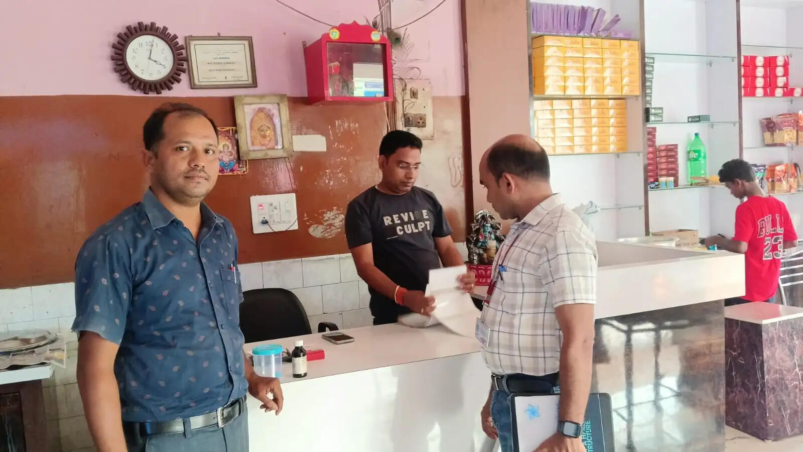 होटल और रेस्टोरेंट में लगे आरओ की खाद्य सुरक्षा विभाग ने की जांच