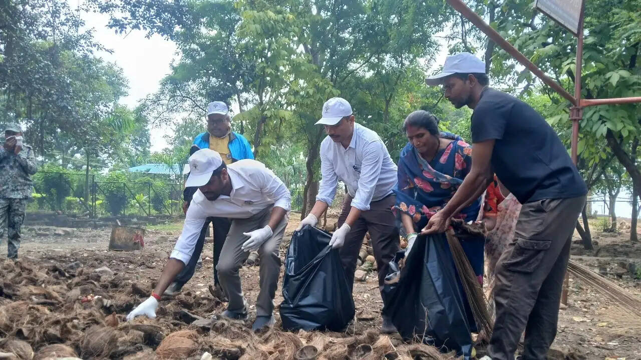 मां अंगारमोती मंदिर परिसर में चला स्वच्छता अभियान
