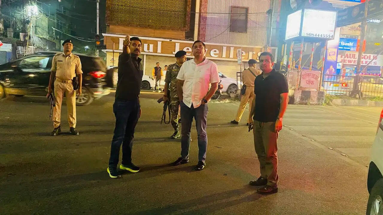 दुर्गा पूजा को लेकर एसएसपी ने पूजा पंडालों का किया निरीक्षण, सुरक्षा व ट्रैफिक व्यवस्था दुरुस्त रखने के निर्देश