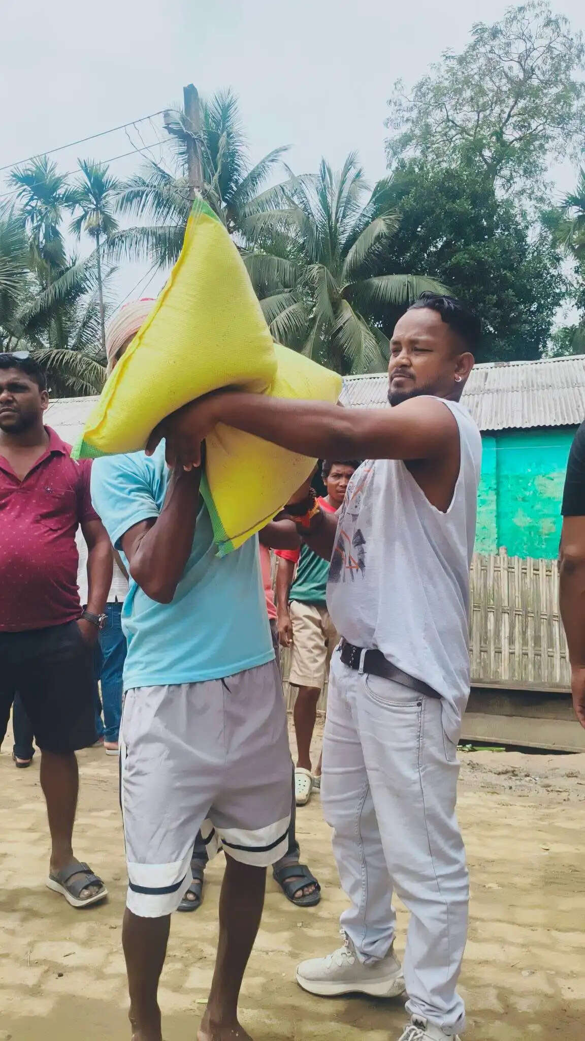 बाढ़ प्रभावितों के बीच निजी स्तर पर राहत सामग्रियों का वितरण