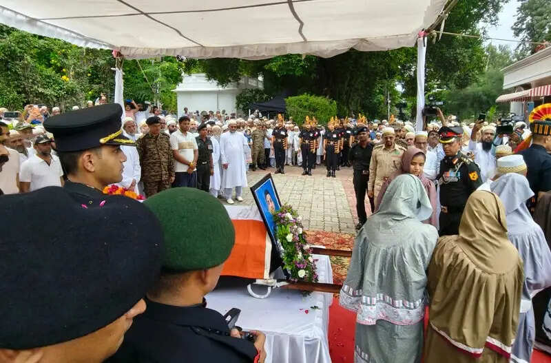 मप्र के इंदौर में मेजर हमजा आरिफ को सैन्य सम्मान के साथ दी गई अंतिम विदाई, लगे देशभक्ति के नारे