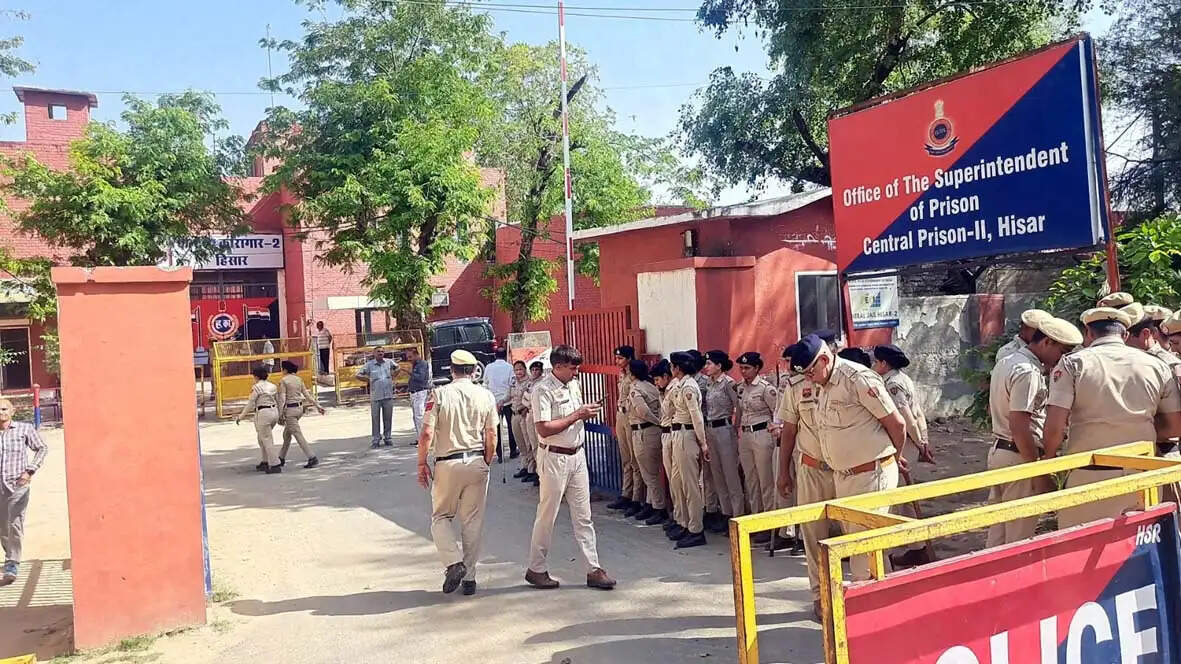 हिसार जेल से लगभग साढ़े 11 साल बाद बाहर निकला रामपाल