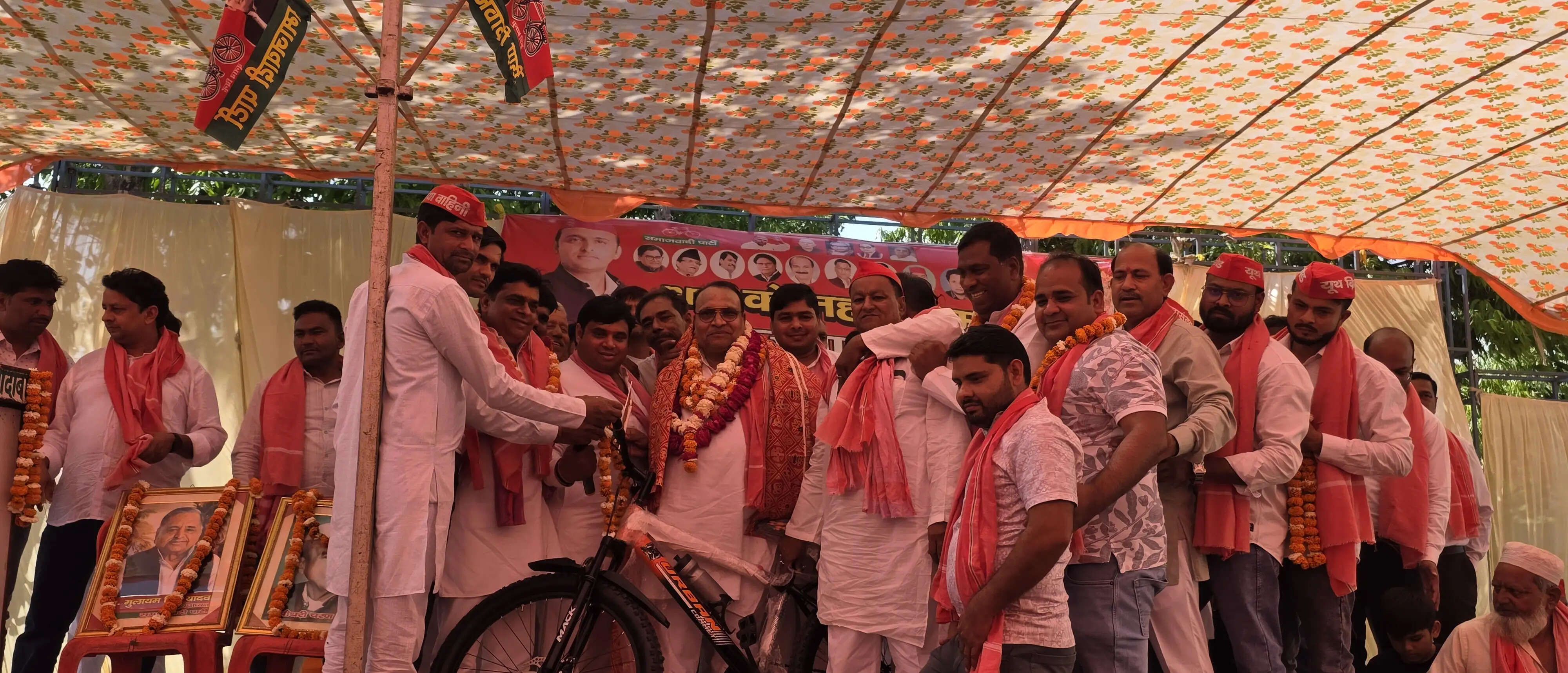 सपा के कार्यकर्ता सम्मेलन में सरकार पर वार