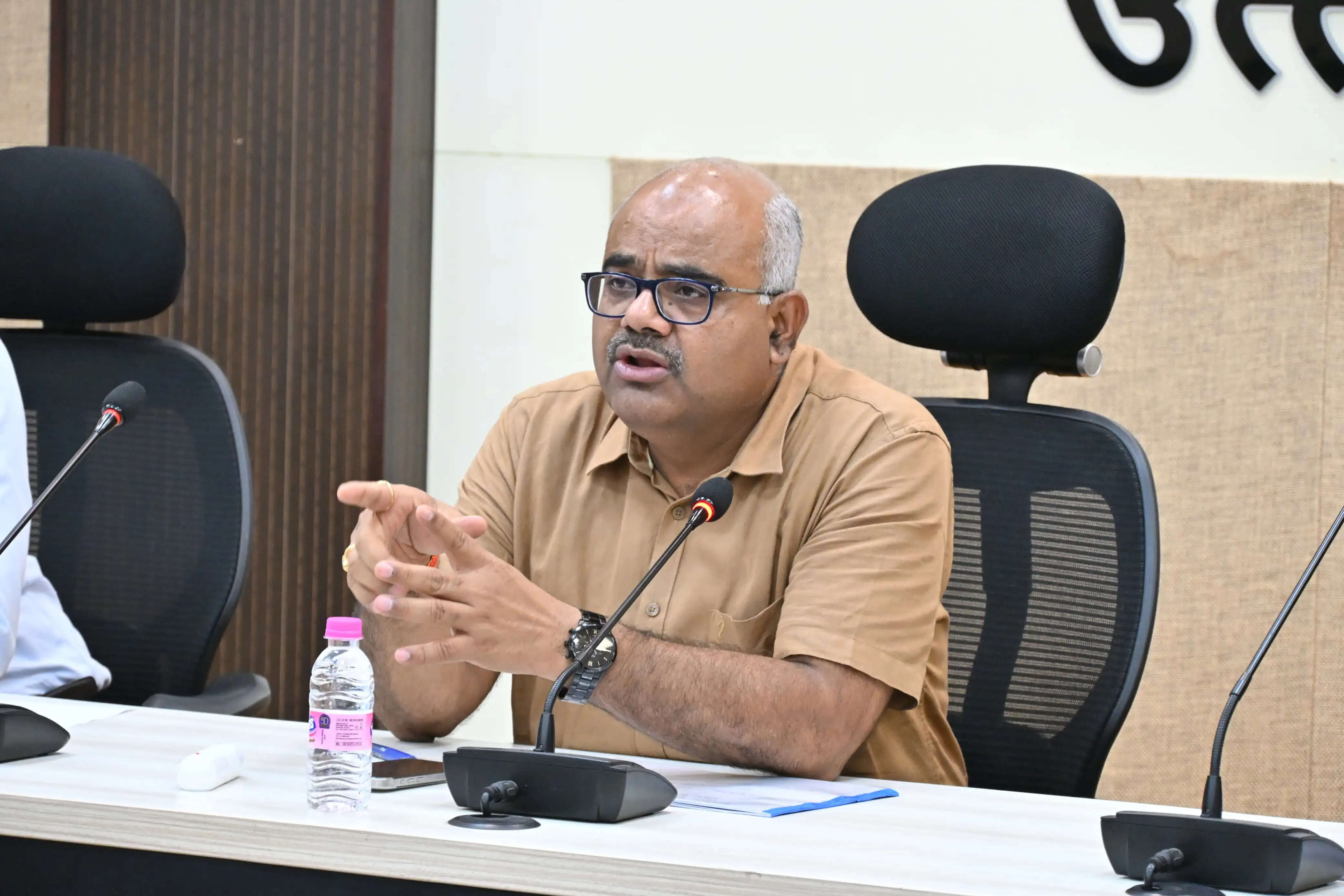 मिलावटखोरों के विरुद्ध वृहद अभियान चलाएं, लोक स्वास्थ्य से जुड़े मामलों में लापरवाही बर्दाश्त नहीं होगी : जिलाधिकारी