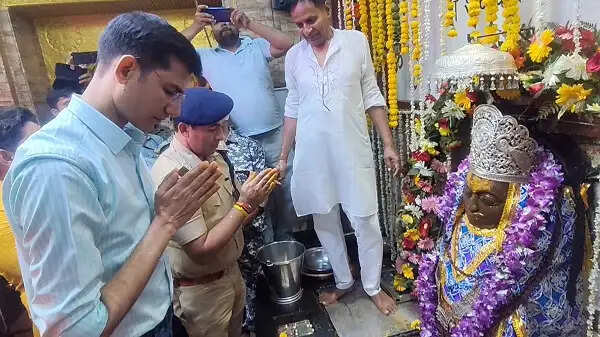 मुरैना: शनिचरी अमावस्या पर शनिधाम में उमड़ा आस्था का सैलाब, लगभग 7 लाख श्रद्धालुओं ने किए दर्शन