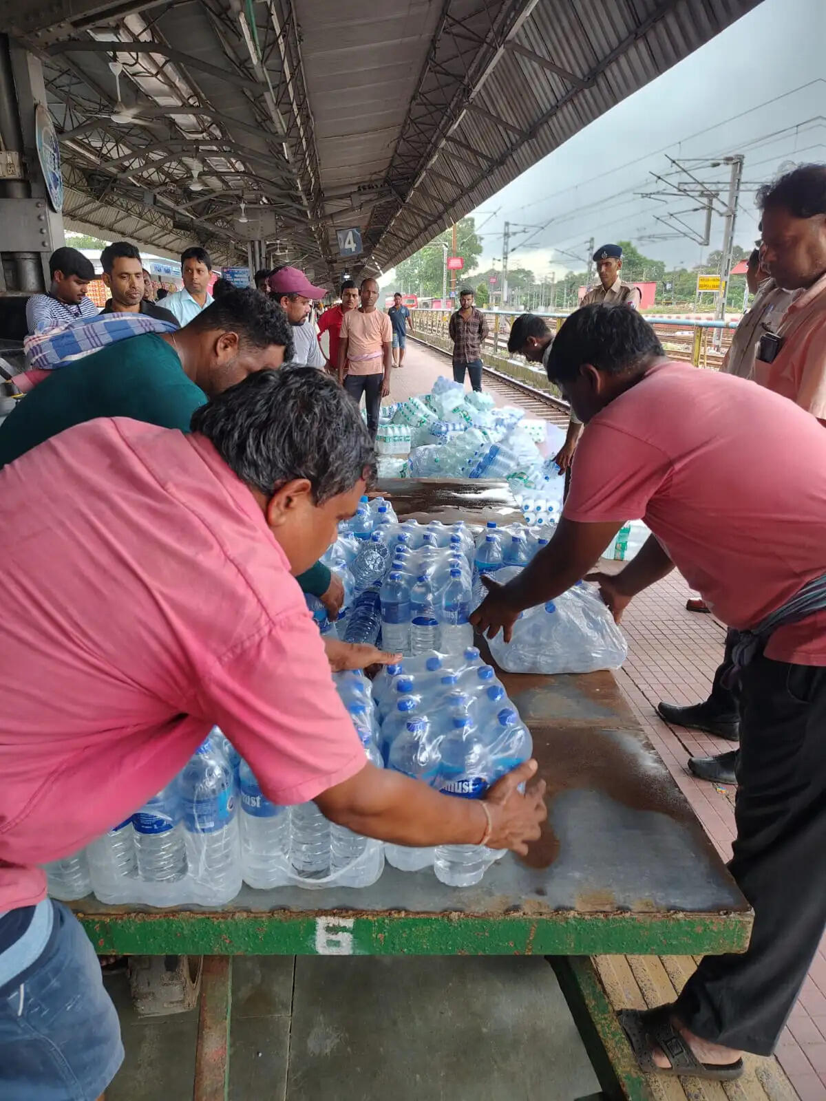 खड़गपुर मंडल ने गीतांजलि सुपरफास्ट एक्सप्रेस से 80 कार्टन अनधिकृत पैकेज्ड पेयजल जब्त