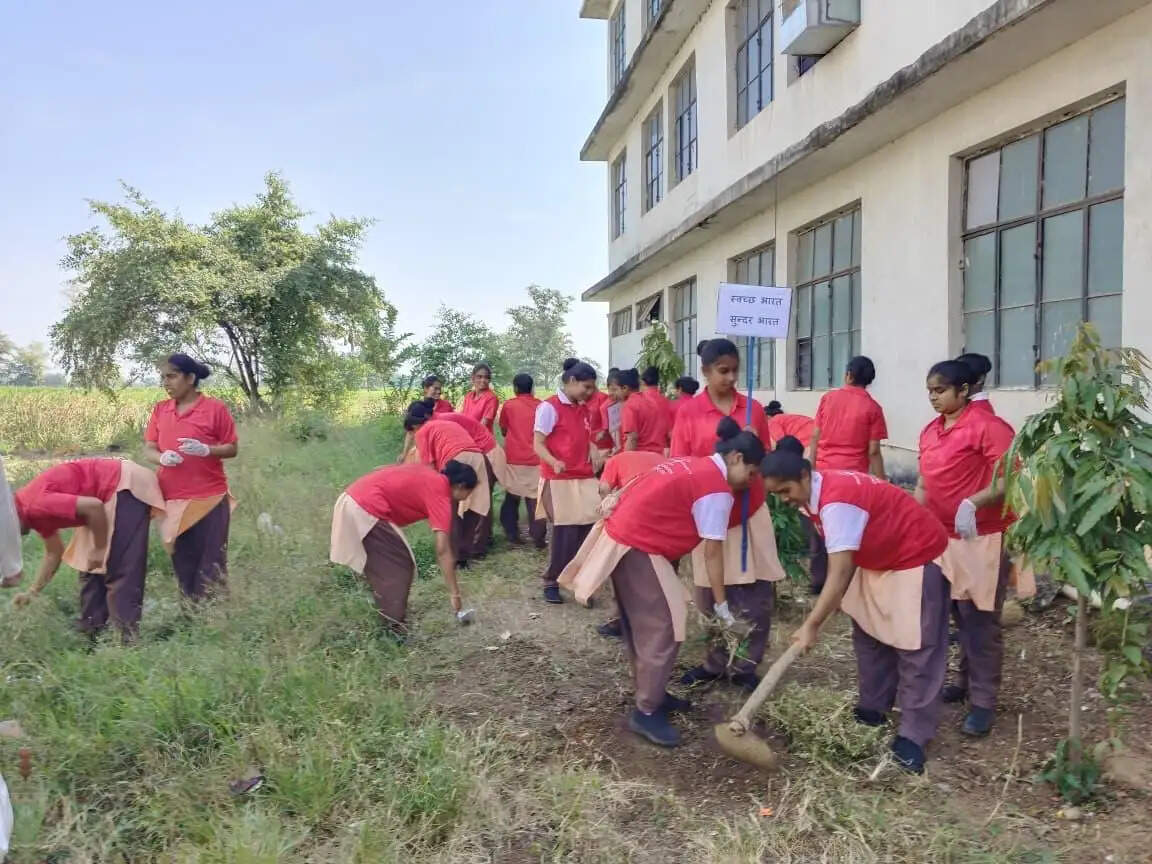 फ्लोरेंस कॉलेज ऑफ नर्सिंग में स्वच्छता अभियान, विद्यार्थियों ने लिया स्वच्छ परिसर का संकल्प