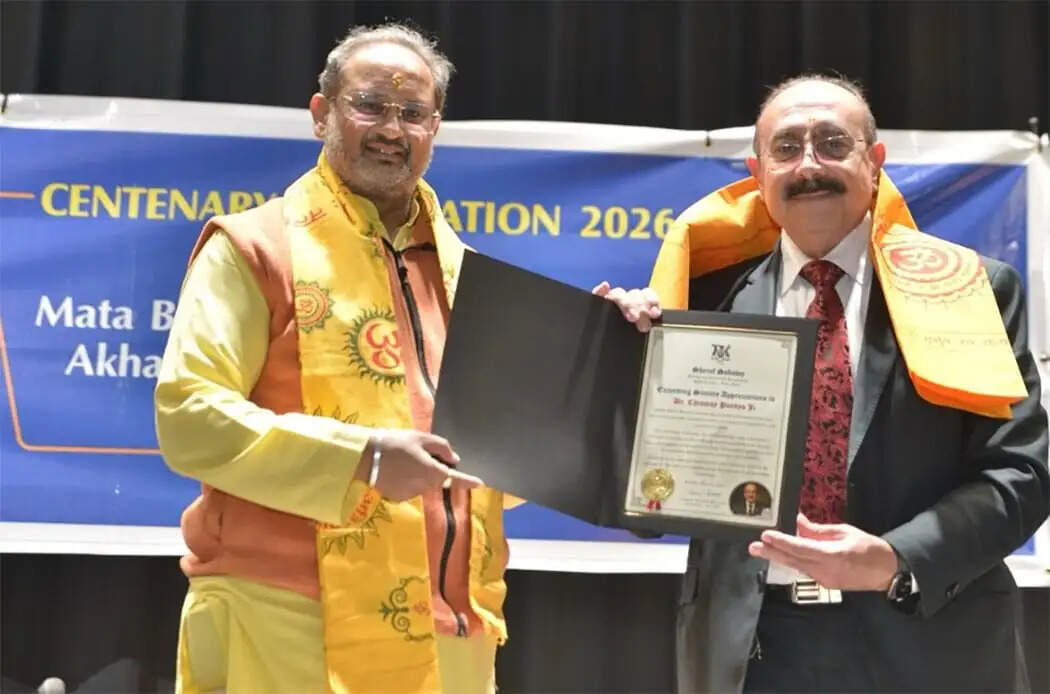 ओंटारियो के संसद ने डॉ चिन्मय किया सम्मानित