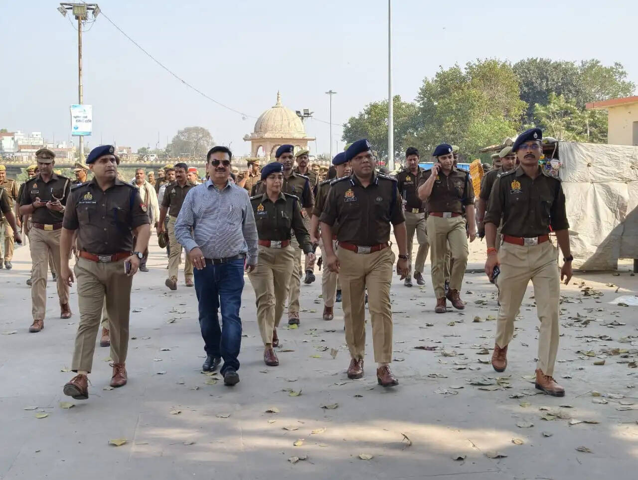 होली को लेकर डीएम-पुलिस अधीक्षक ने किया पैदल गश्त