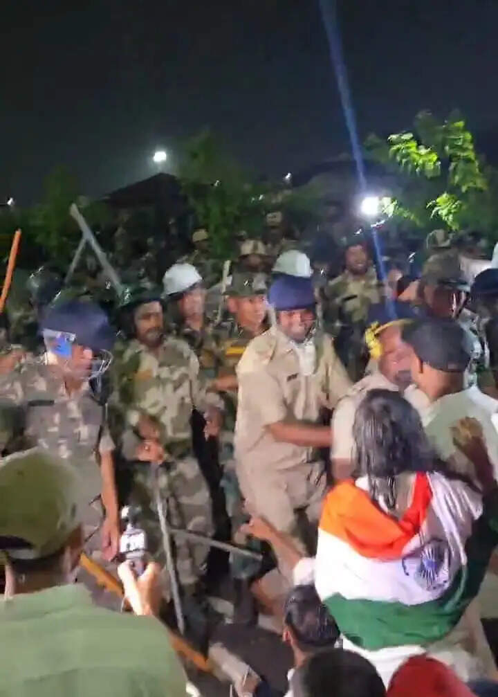 विधानसभा गेट-1 में देर शाम जुटे छात्रों पर लाठीचार्ज, देवेन्द्रनाथ महतो से भी धक्का मुक्की