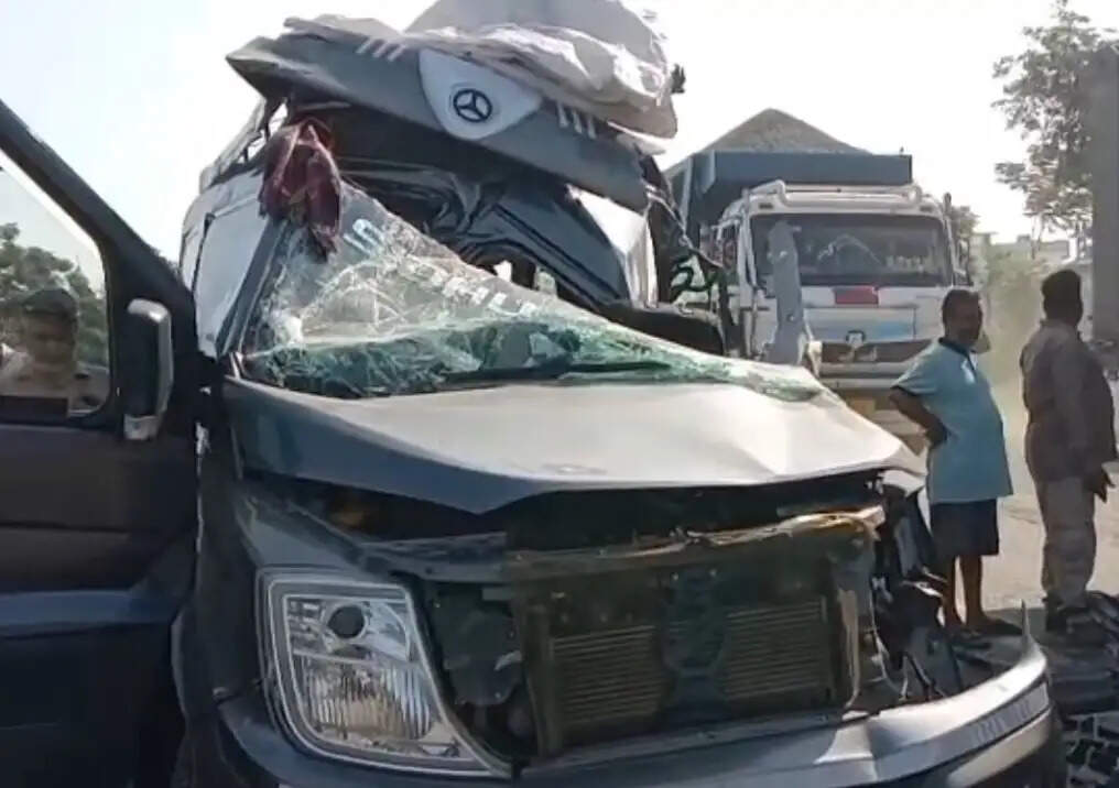 वैष्णो देवी से लौट रहे श्रद्धालुओं का वाहन गुरदासपुर में दुर्घटनाग्रस्त, 2 की मौत, 14 घायल
