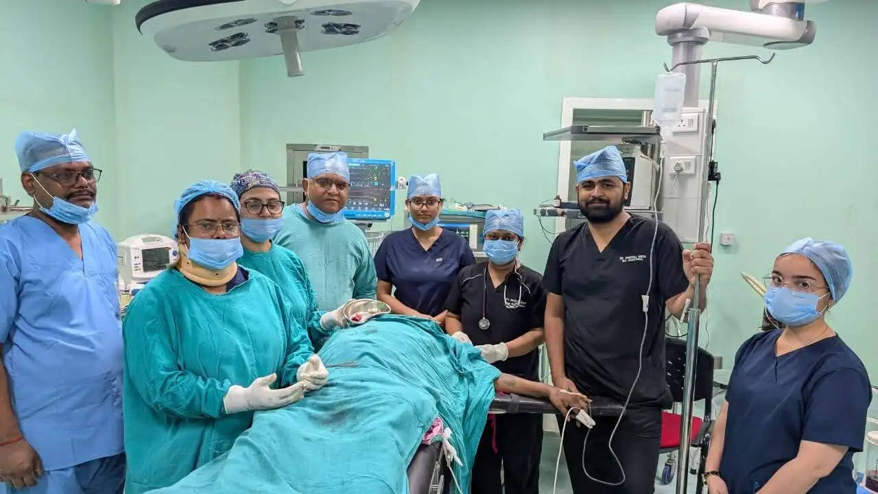 मेडिकल कॉलेज देवरिया के चिकित्सकों ने ट्यूमर का सफल ऑपरेशन कर बनाया कीर्तिमान
