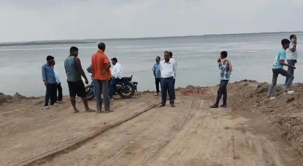 मालवाहक गाड़ियों के संचालन और अवैध मिट्टी कटाई का ग्रामीणों ने किया विरोध