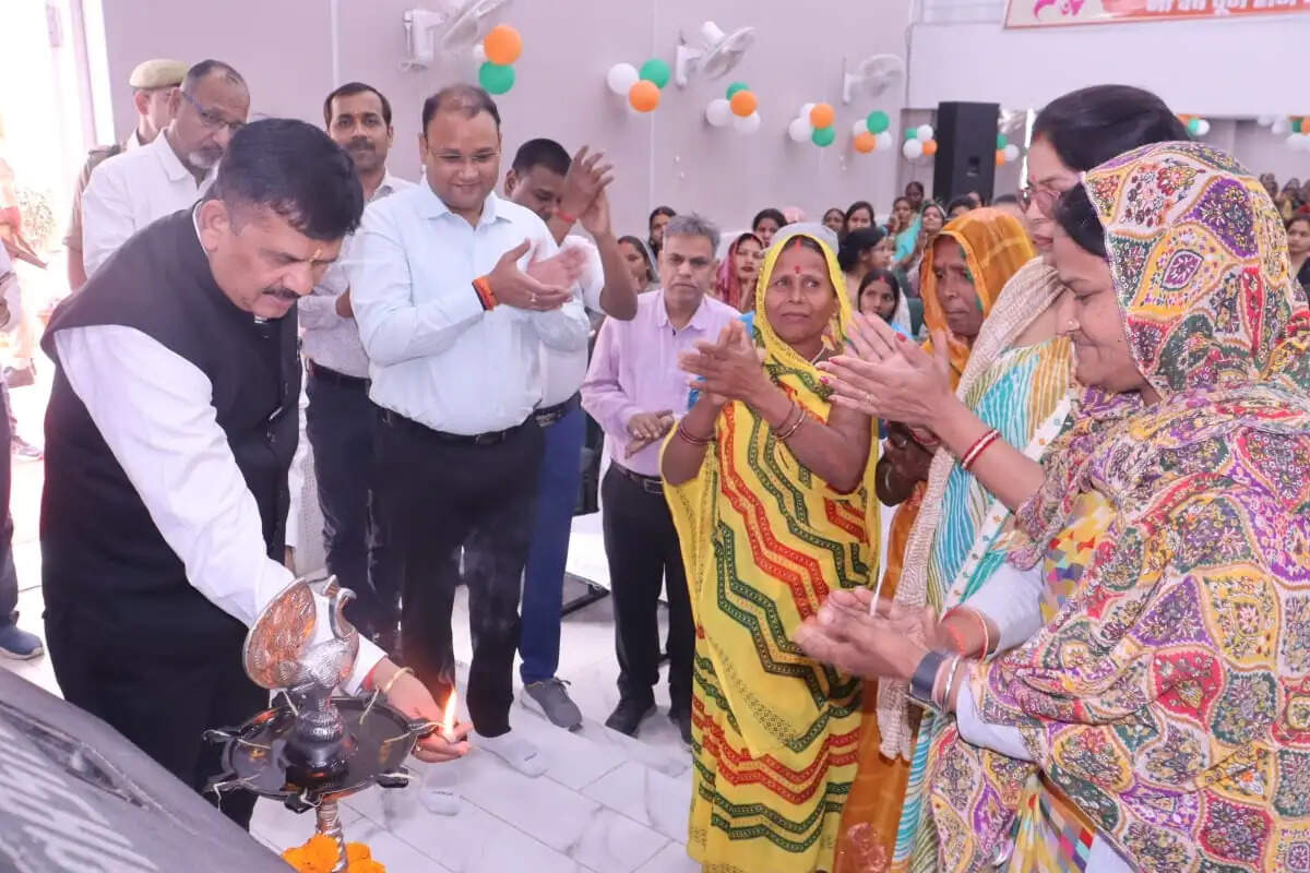 सरकार के नौ वर्ष पूर्ण होने पर महिला स्वावलंबन कार्यक्रम में महिलाओं को आर्थिक सहायता