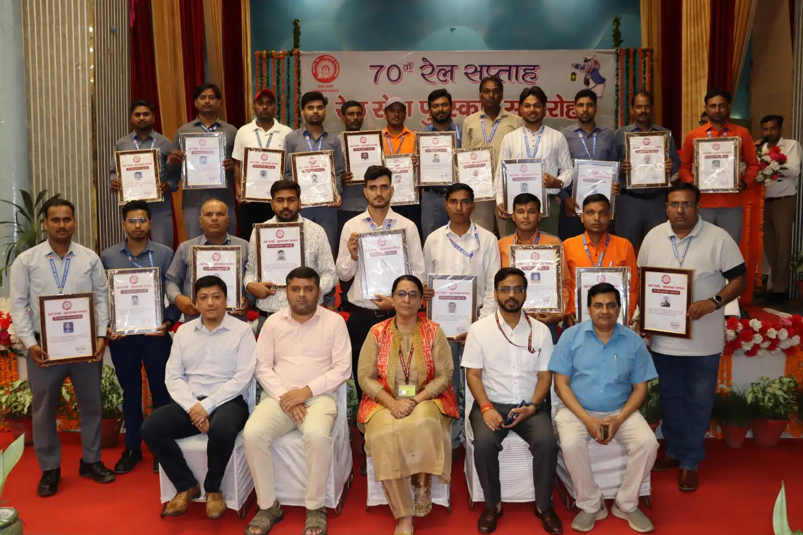 मण्डल रेल प्रबंधक ने 97 रेल कर्मचारियों को किया सम्मानित