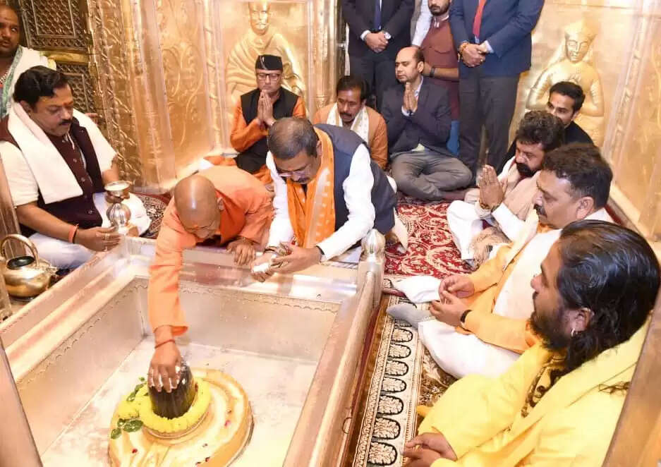 सीएम योगी और केन्द्रीय मंत्री प्रधान ने काशी विश्वनाथ मंदिर में किया दर्शन पूजन