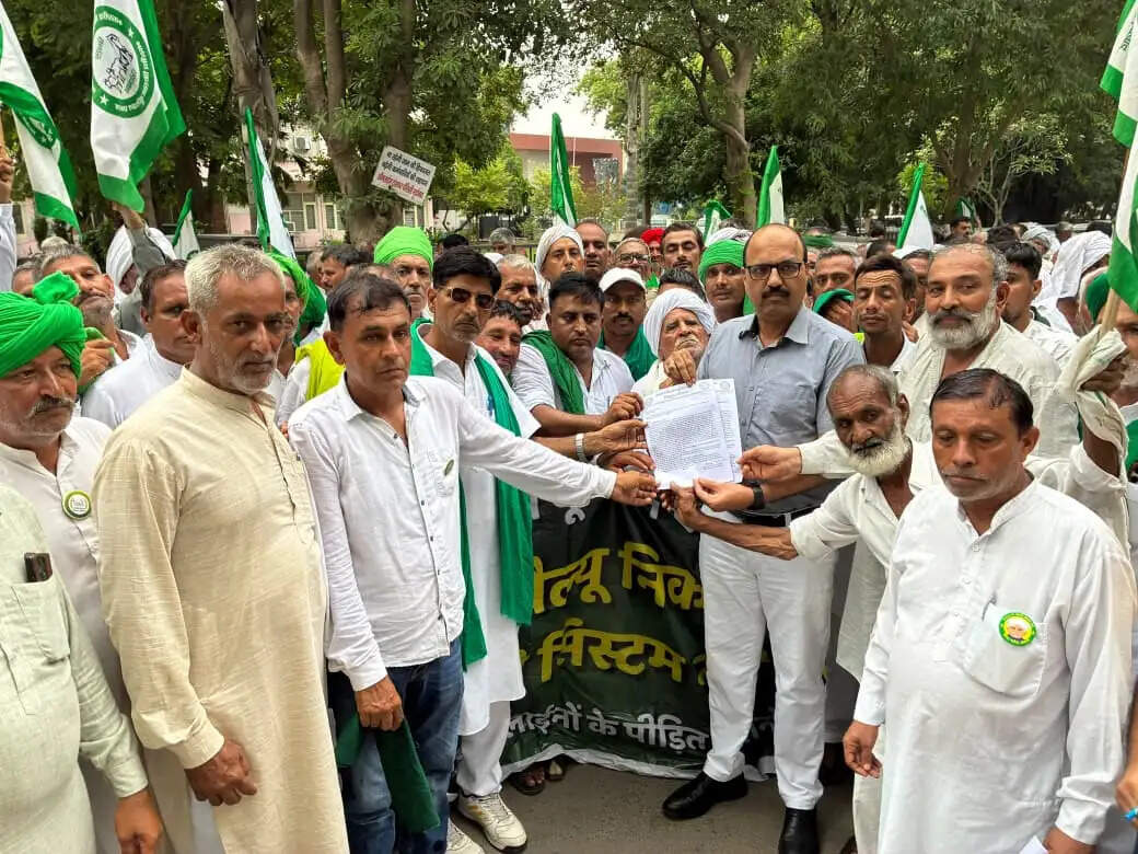 हिसार : हाईटेंशन लाइनों के मुआवजे पर भड़के किसान, दिया प्रदेशस्तरीय धरना
