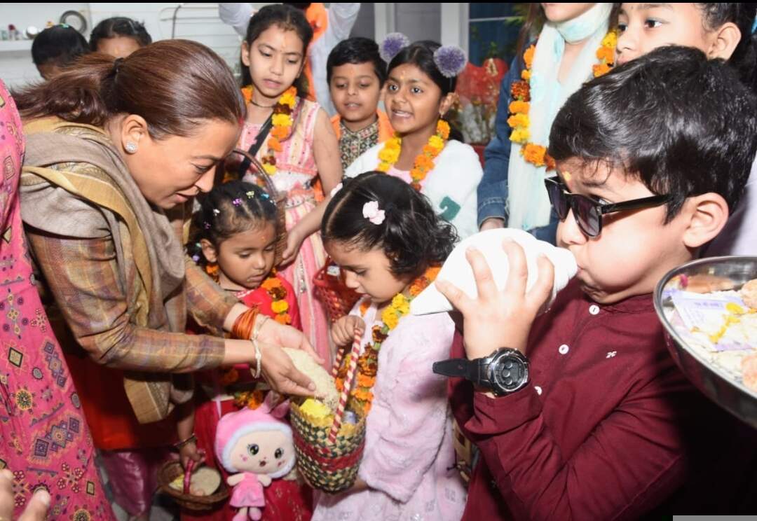 फूलदेई पर्व पर बच्चों संग कैबिनेट मंत्री रेखा आर्या ने दिया प्रकृति संरक्षण का संदेश