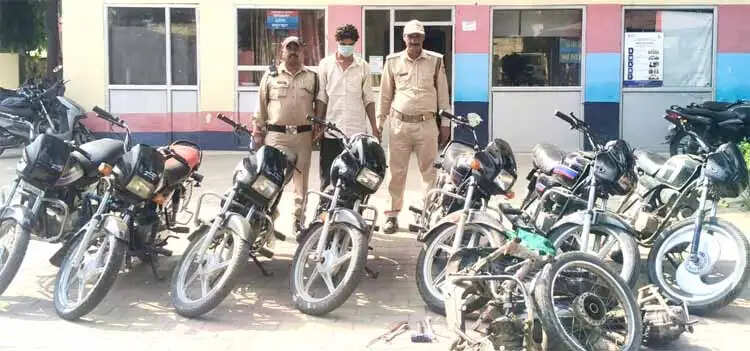 अंतरराज्यीय वाहन चोर गिरोह पर पुलिस का शिकंजा, आठ बाइक बरामद
