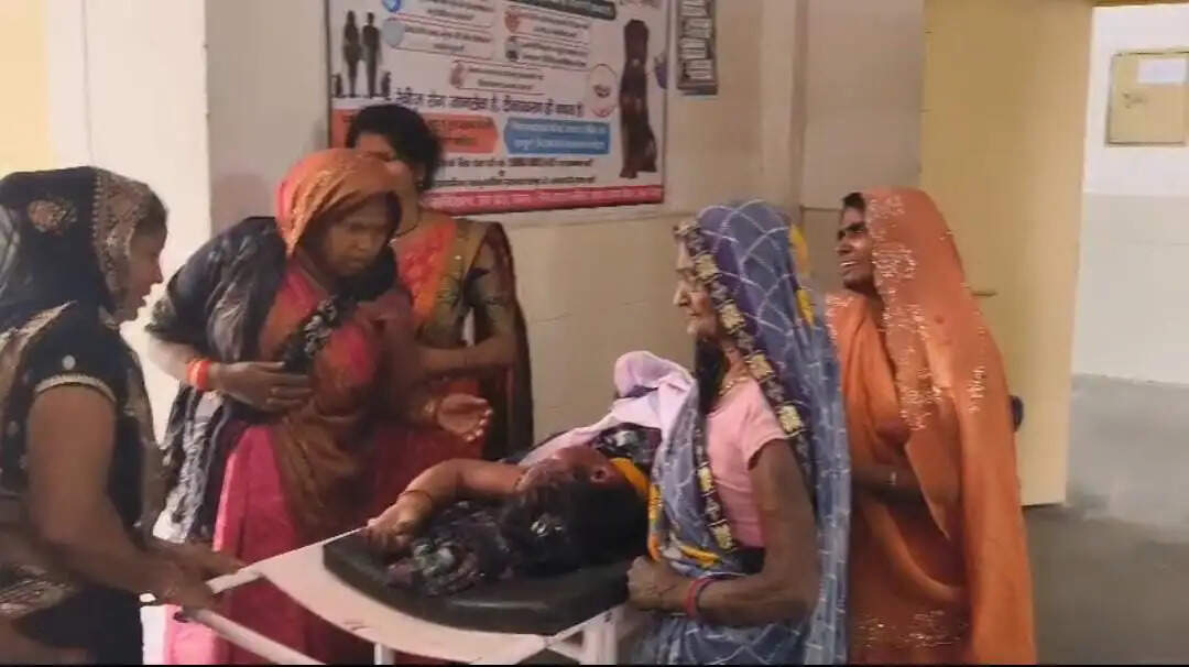 विवाहिता की संदिग्ध मौत, दहेज हत्या का आरोप, पति समेत 7 पर मुकदमा