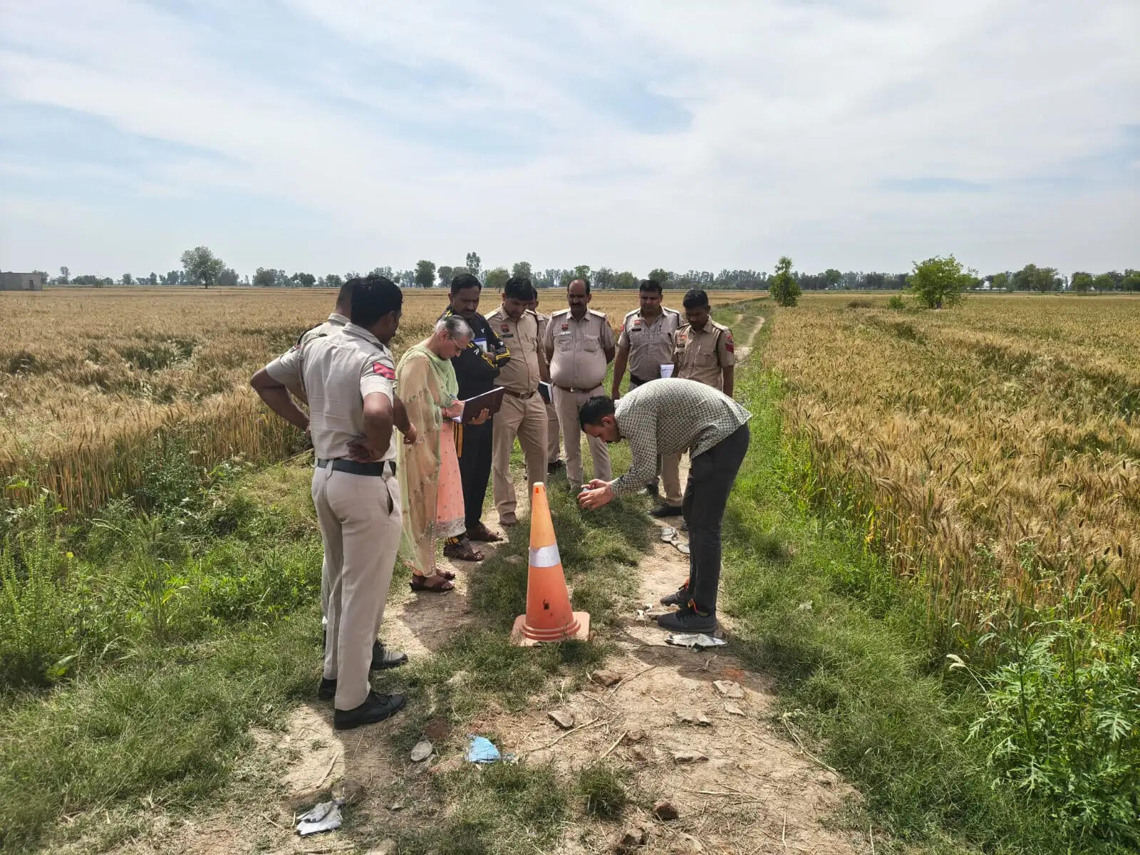 राेहतक में युवक की बेहरमी से हत्या, धड़ से कटा सिर खेत में पड़ा मिला, ग्रामीणों में दहशत