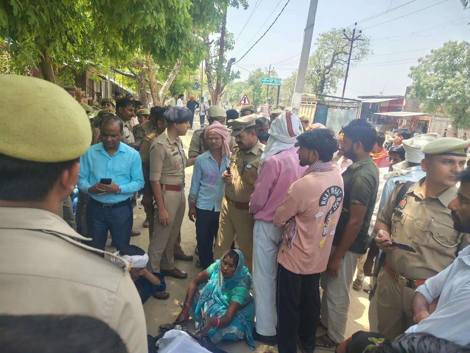 बोलेरो की टक्कर से बाइक सवार महिला की मौत, तीन घायल