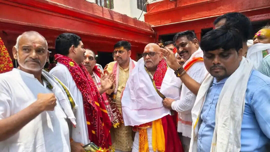 कांग्रेस प्रदेश अध्यक्ष अजय राय निकले पंचक्रोशी यात्रा पर, मार्ग में लोगों से किया संवाद