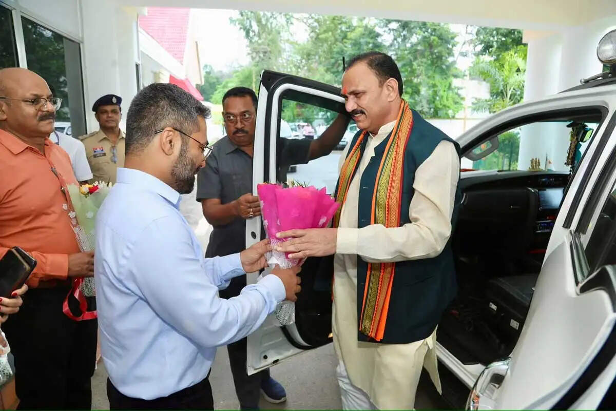 स्वास्थ्य मंत्री जायसवाल के कांकेर आगमन पर जनप्रतिनिधियों एवं कलेक्टर ने किया आत्मीय स्वागत