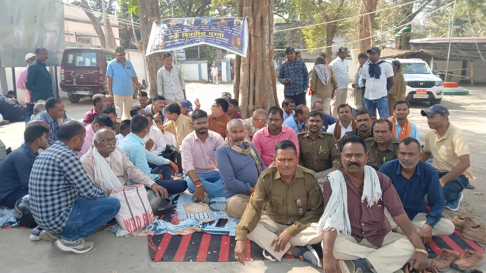 पांच सूत्री मांगों को लेकर चौकीदार और दफादार संघ का धरना प्रदर्शन