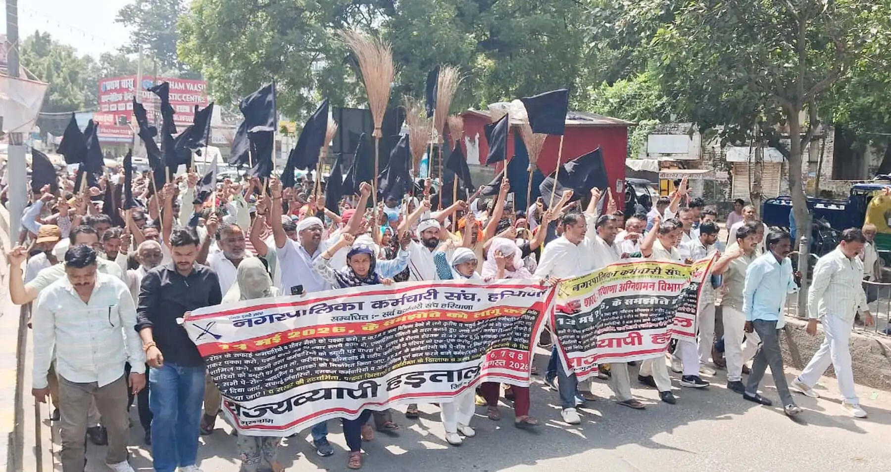 गुरुग्राम में काले झंडे लेकर सरकार के खिलाफ गरजे सफाईकर्मी