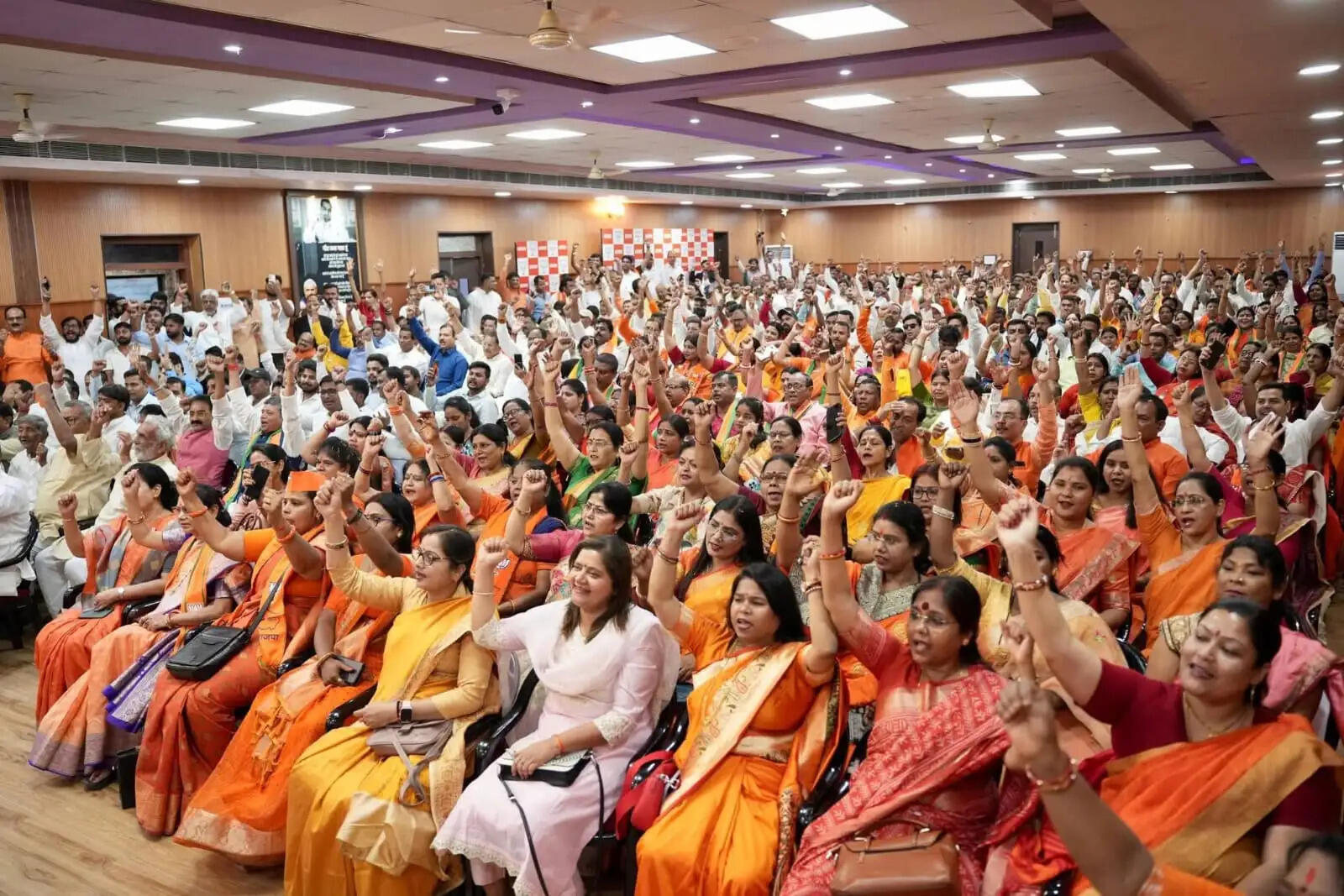 भाजपा के स्थापना दिवस पर वरिष्ठ कार्यकर्ताओं को किया गया सम्मानित