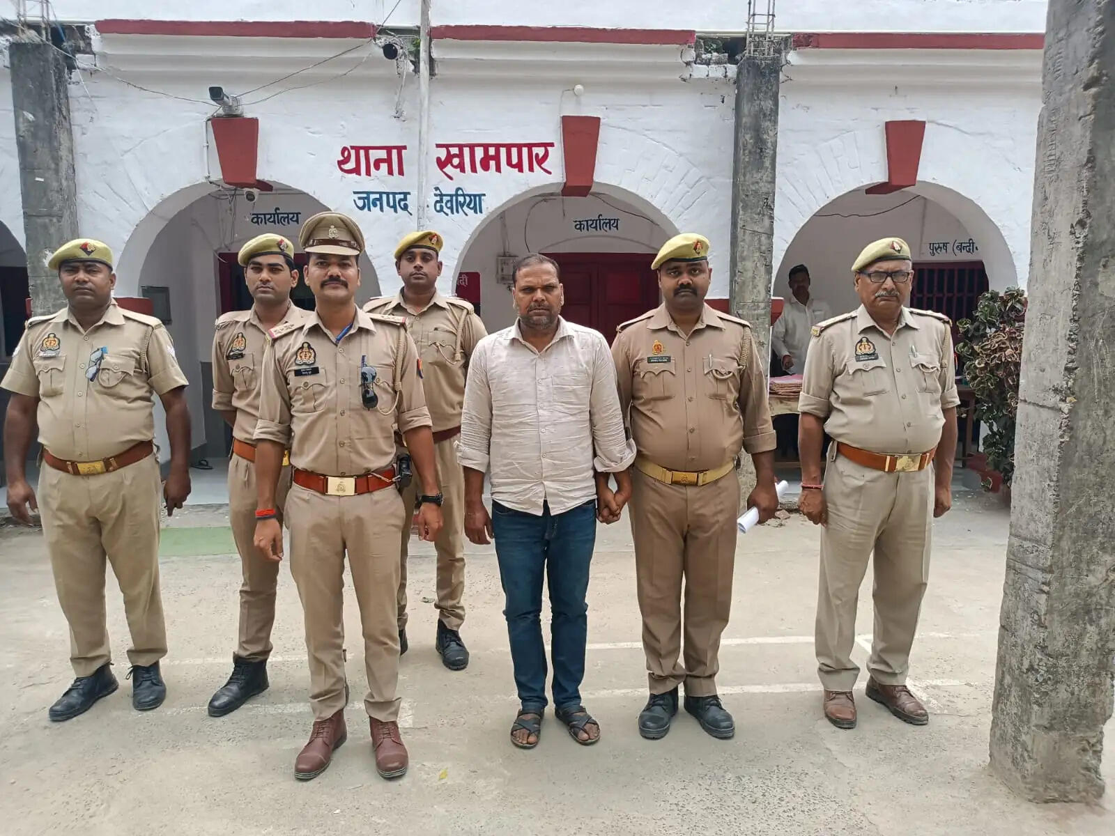 देवरिया में फर्जी शिक्षक गिरफ्तार