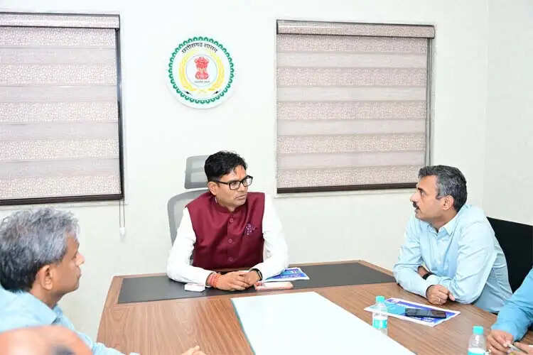 नवा रायपुर को हरित एवं पर्यावरण अनुकूल बनाने के लिए वृक्षारोपण कार्यों की हुई समीक्षा