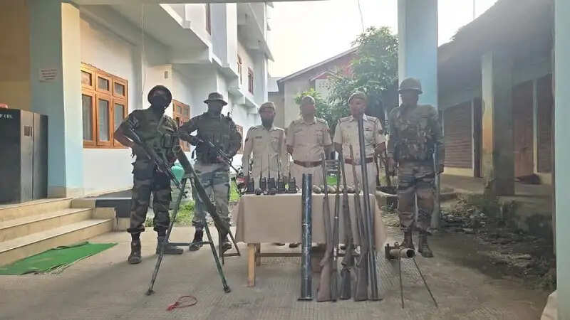 मणिपुर: हथियारों का जखीरा बरामद, पांच किलो से अधिक हेरोइन के साथ तीन गिरफ्तार