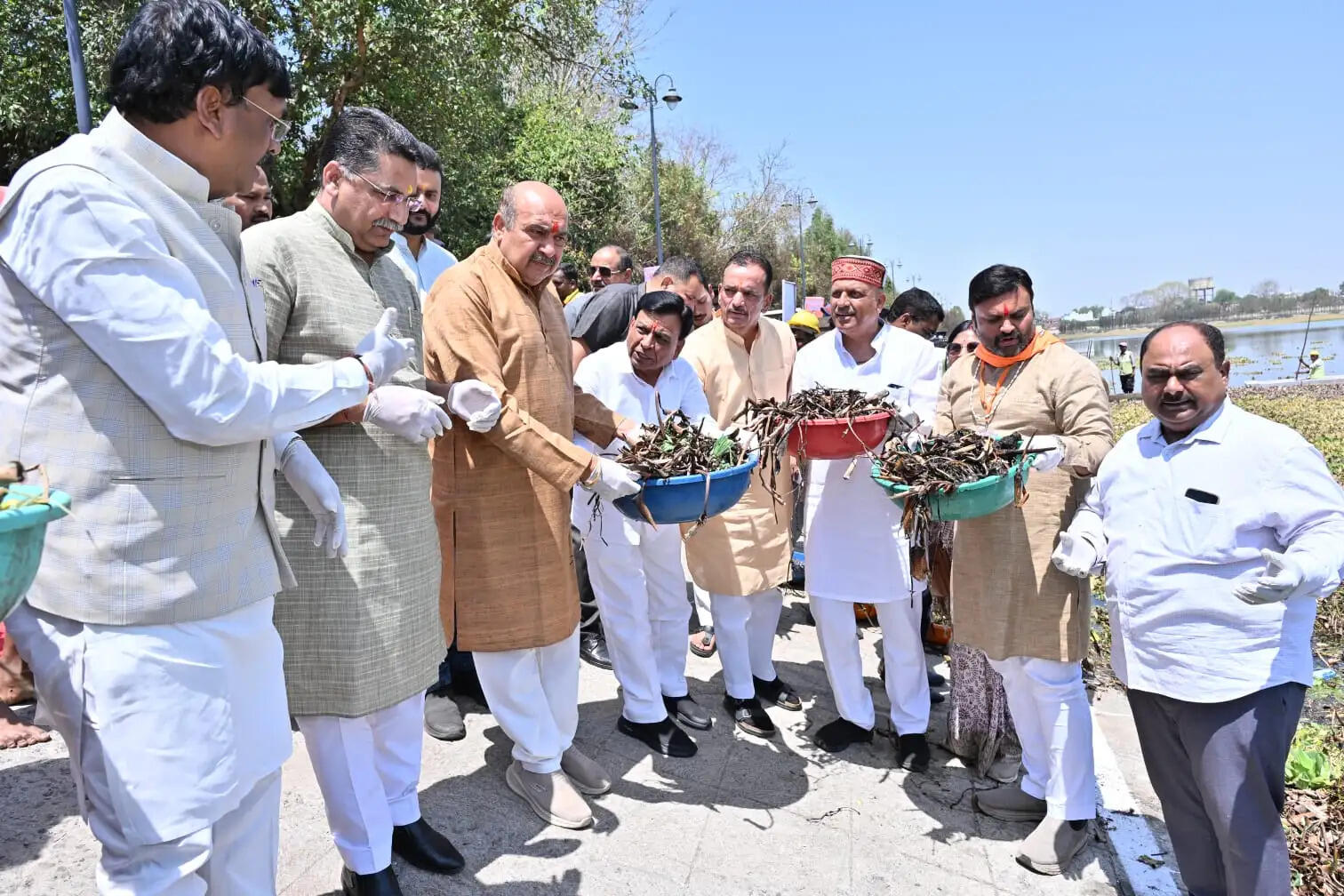 जबलपुरः जल गंगा संवर्धन अभियान के तहत उपमुख्यमंत्री देवड़ा ने रानीताल में किया श्रमदान