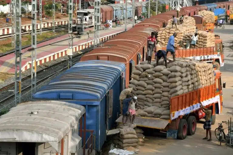 धान और प्याज के व्यापारियों को रेलवे की सौगात, अब कम देना होगा रेल भाड़ा
