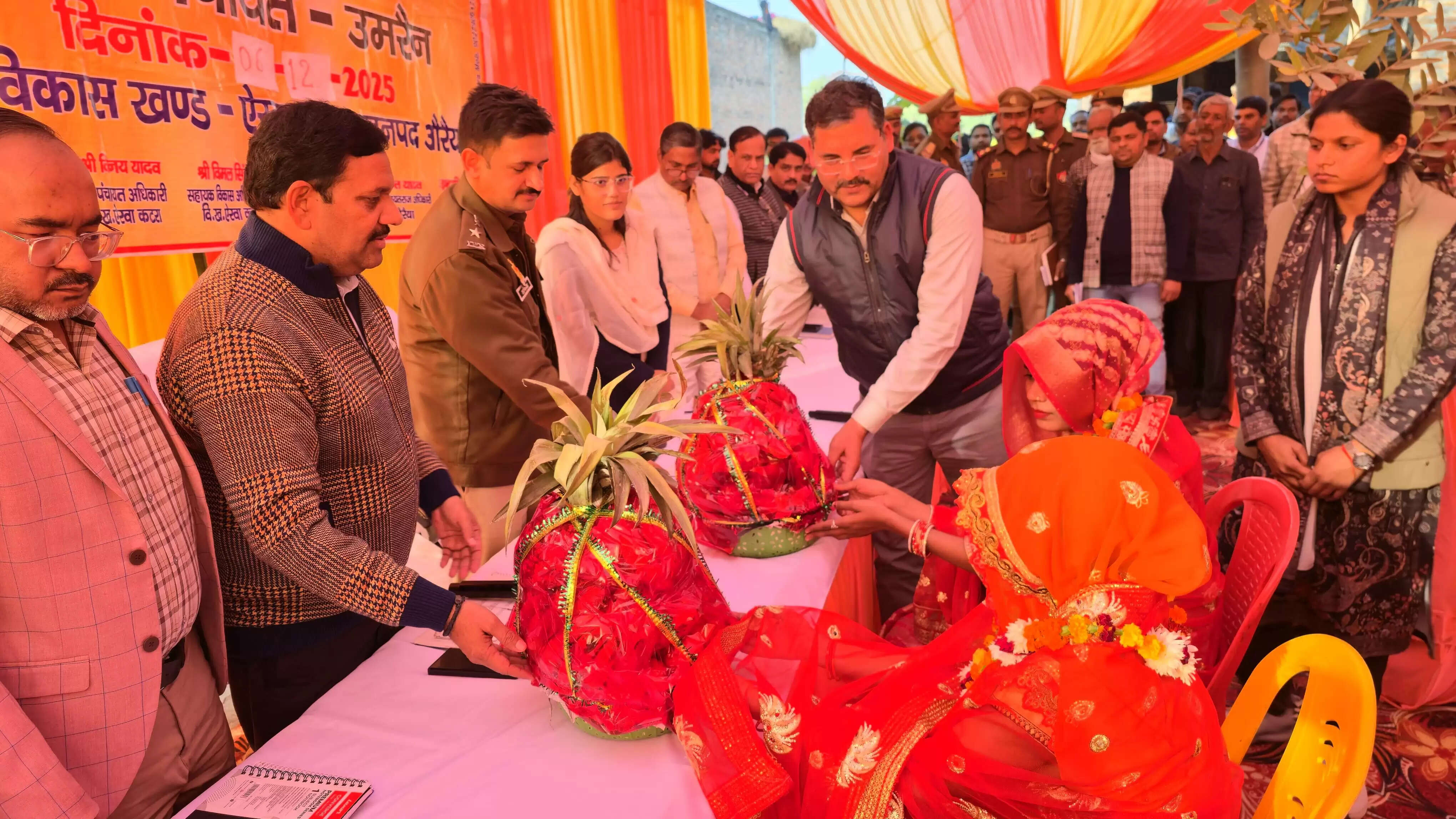 चौपाल में डीएम-एसपी ने सुनी समस्याएं, योजनाओं का लाभ पात्राें तक पहुंचाने के निर्देश