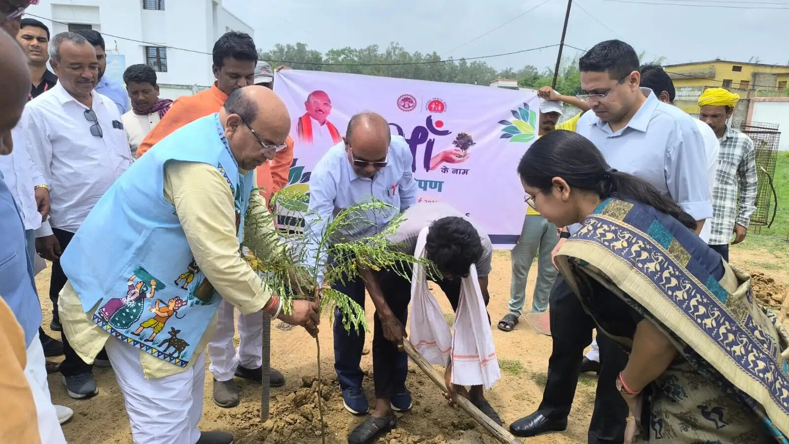 अनूपपुर: एक पेड़ मां के नाम अभियान के तहत राष्ट्रीय अनुसूचित जनजाति आयोग के अध्यक्ष ने किया पौधारोपण