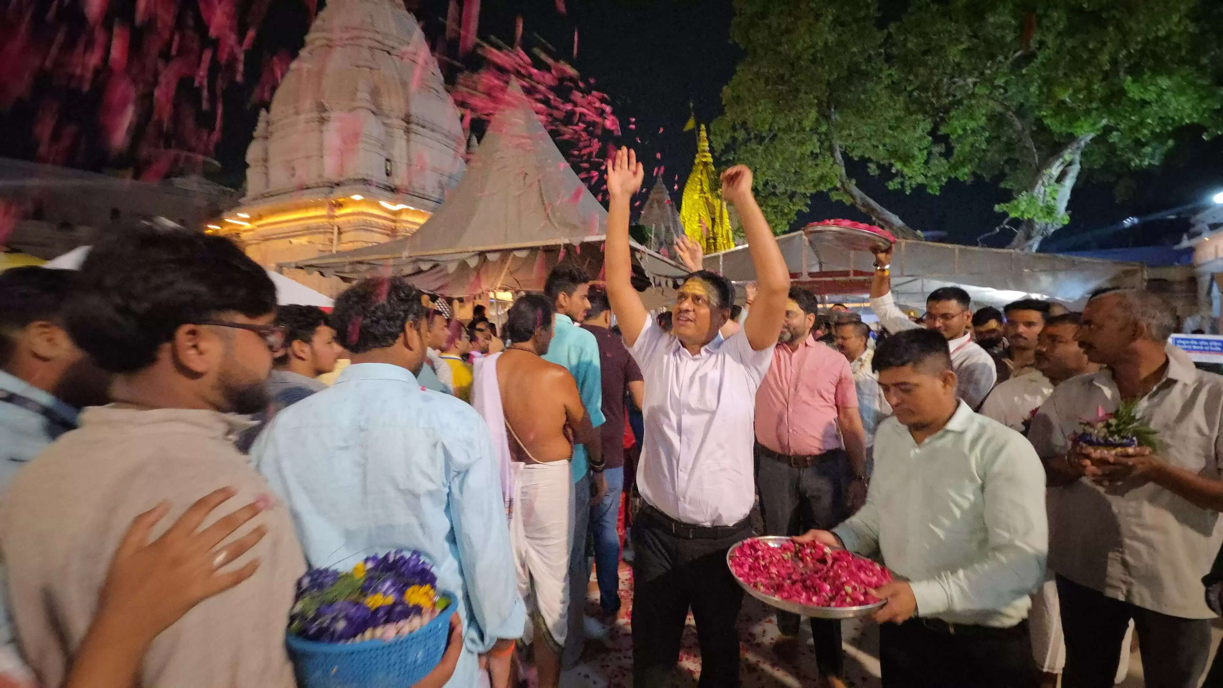 श्री काशी विश्वनाथ दरबार में सावन के पहले दिन आह्लादित शिवभक्तों पर पुष्पवर्षा