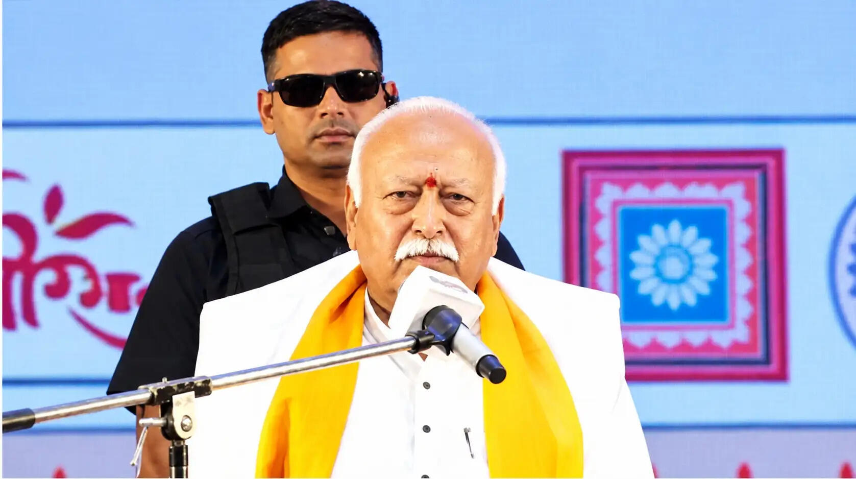 (लीड) धर्म को पूजा-पद्धति की सीमाओं से बाहर निकाल कर आचरण में उतारेंः मोहन भागवत