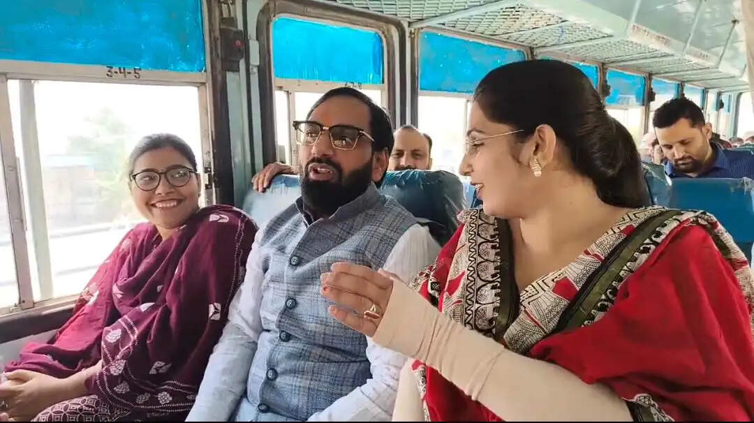 जींद : बस में सवार होकर उचाना पहुंचे विधायक