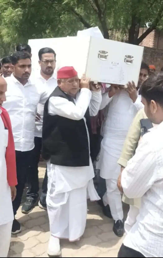 दुबई से एक माह बाद गांव पहुंचा गंगादीन का शव, नम आंखों से दी गई अंतिम विदाई