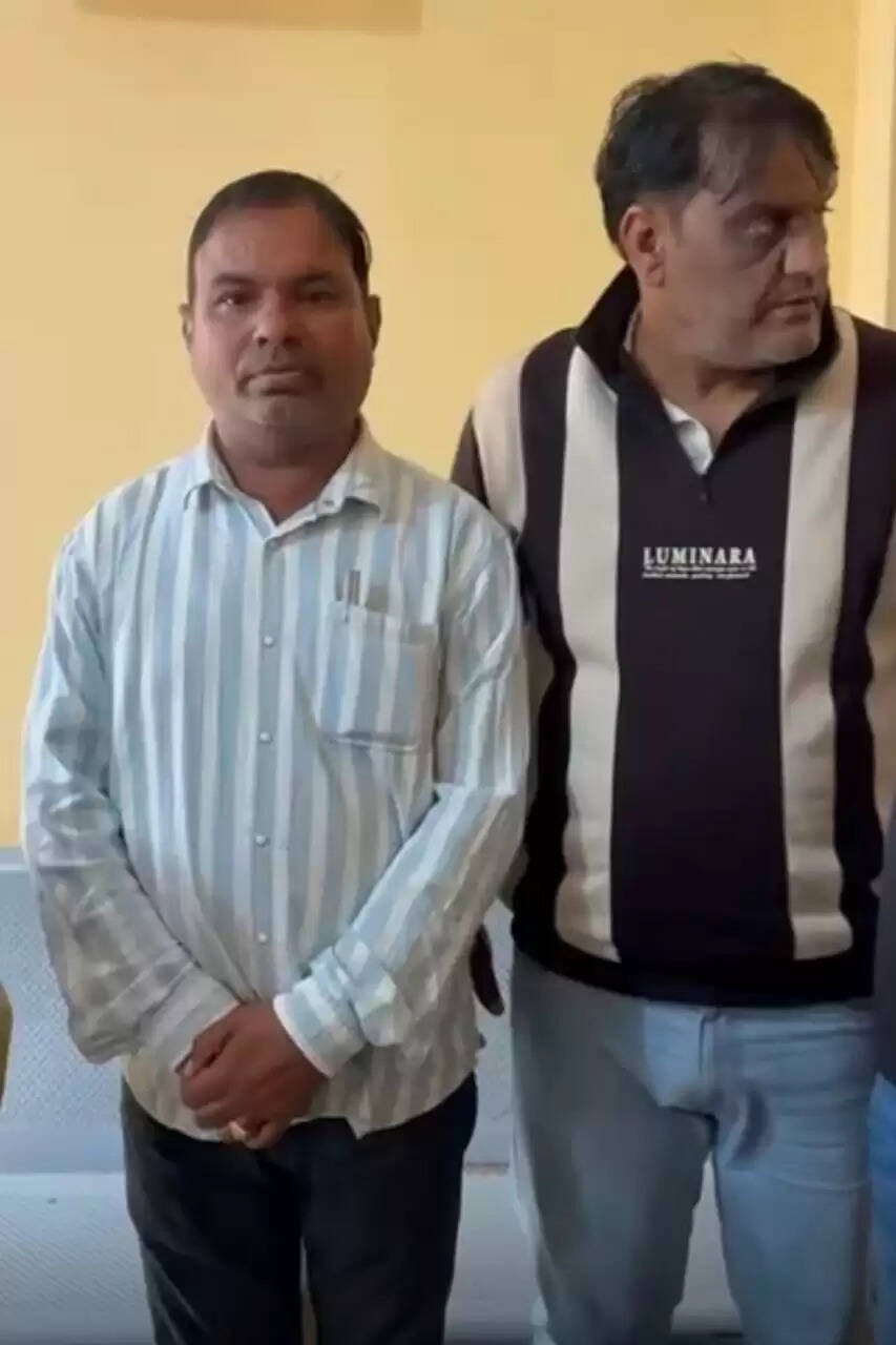 ग्राम पंचायत का सरपंच एक लाख रुपये रिश्वत लेते गिरफ्तार