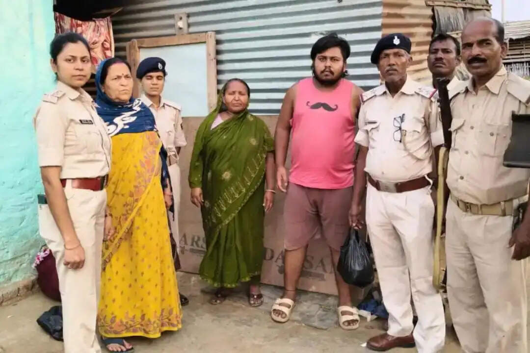 रक्सौल में गांजा बेचते मां-बेटे गिरफ्तार