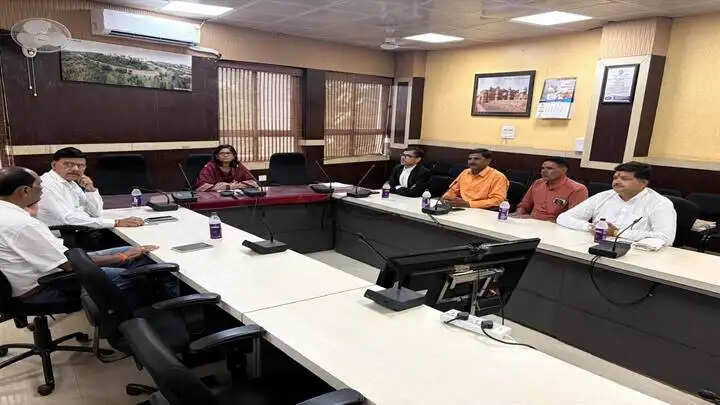ग्वालियरः स्टेंडिंग कमेटी की बैठक में राजनैतिक दलों को प्रदान की गई मतदाता सूची की प्रति